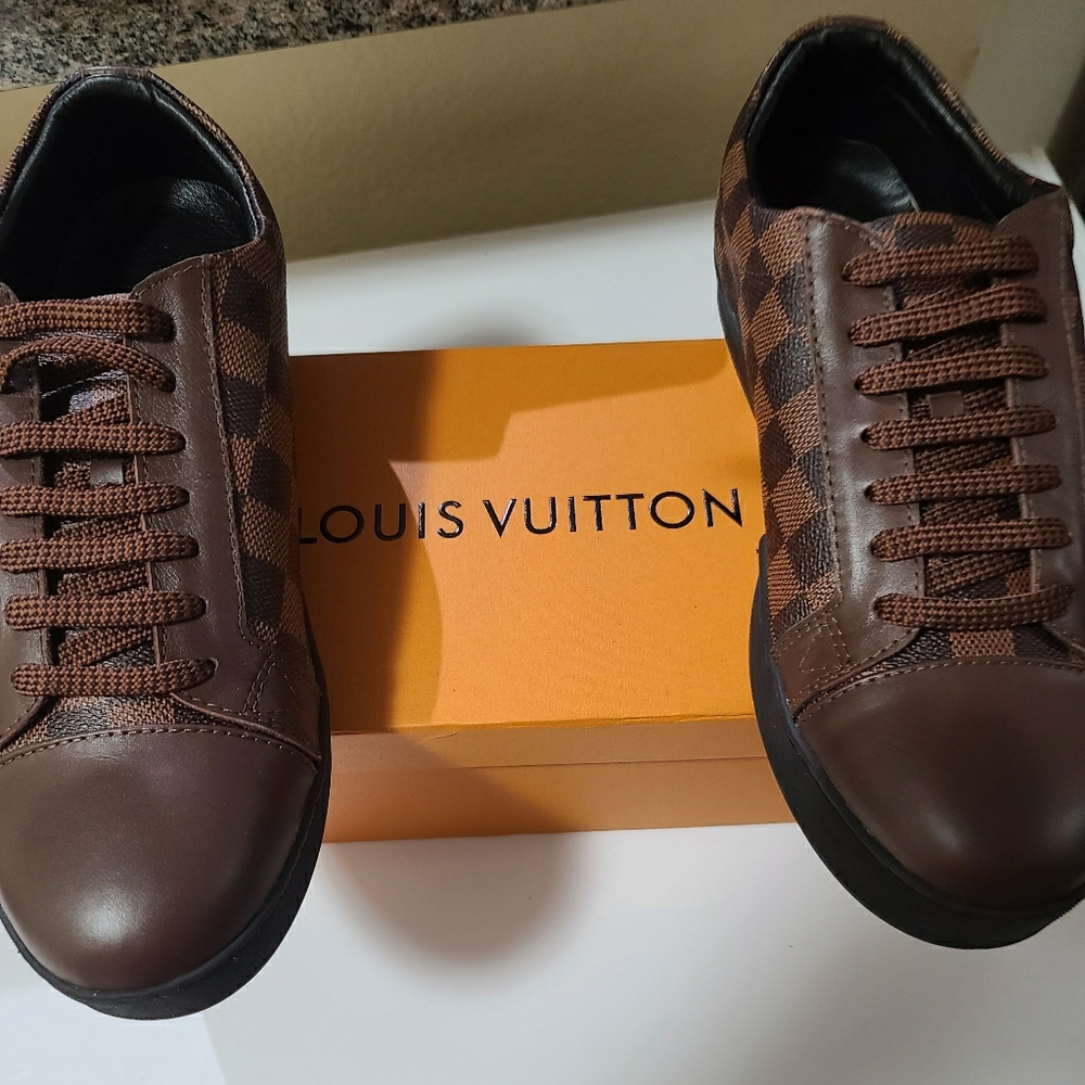 Athletic shoes